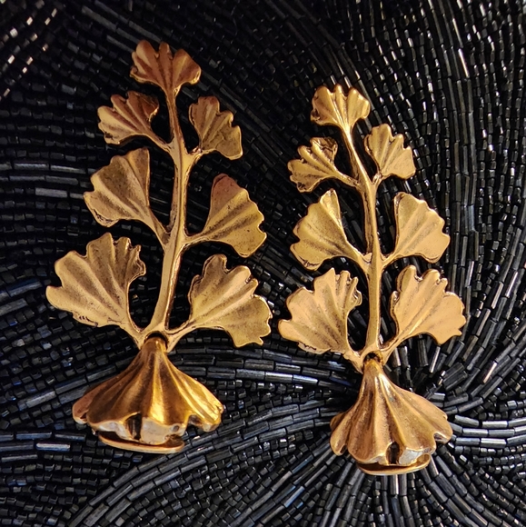 Oscar De La Renta Brooche and Matching Clip on Earrings